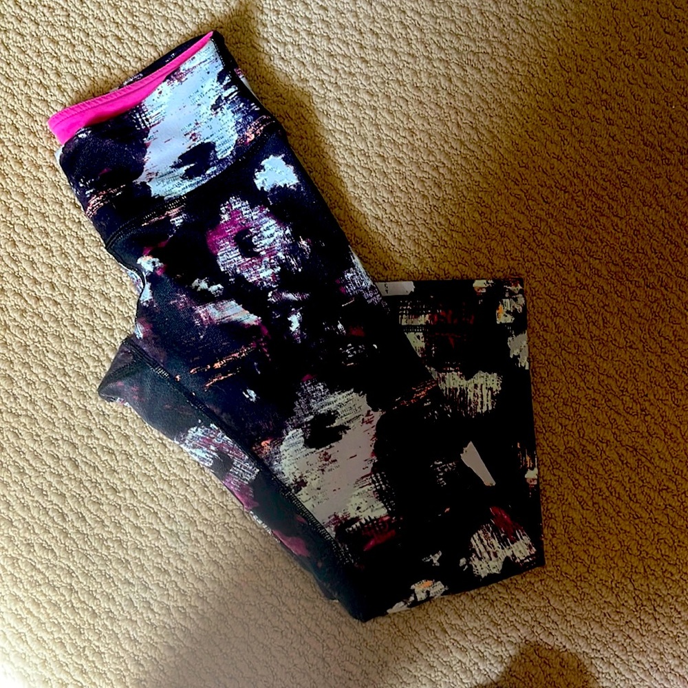 Size 6 lululemon cropped pants
